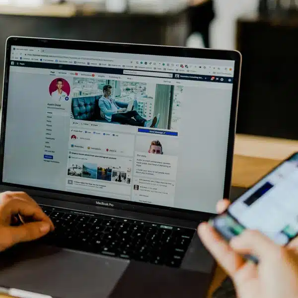 Personne s'occupant des publicités sur son compte facebook.