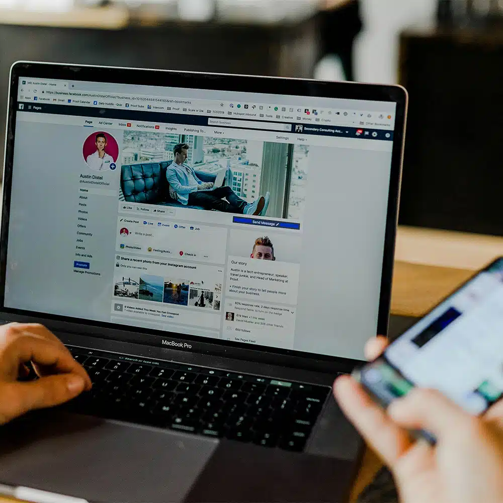Personne s'occupant des publicités sur son compte facebook.