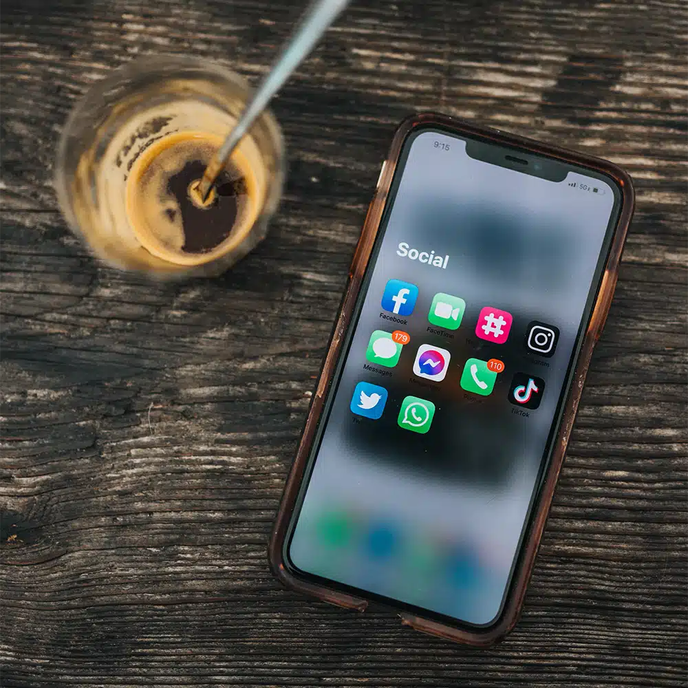 Téléphone portable vue de haut affichant des icônes de réseaux sociaux