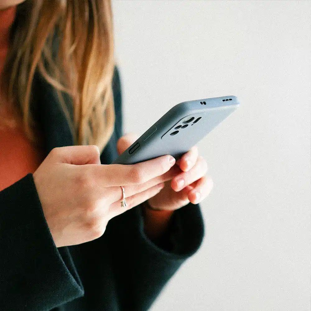 Une femme recevant des messages sur son téléphone portable