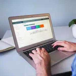 Un homme analysant des données sur Google SearchConsole sur son ordinateur portable