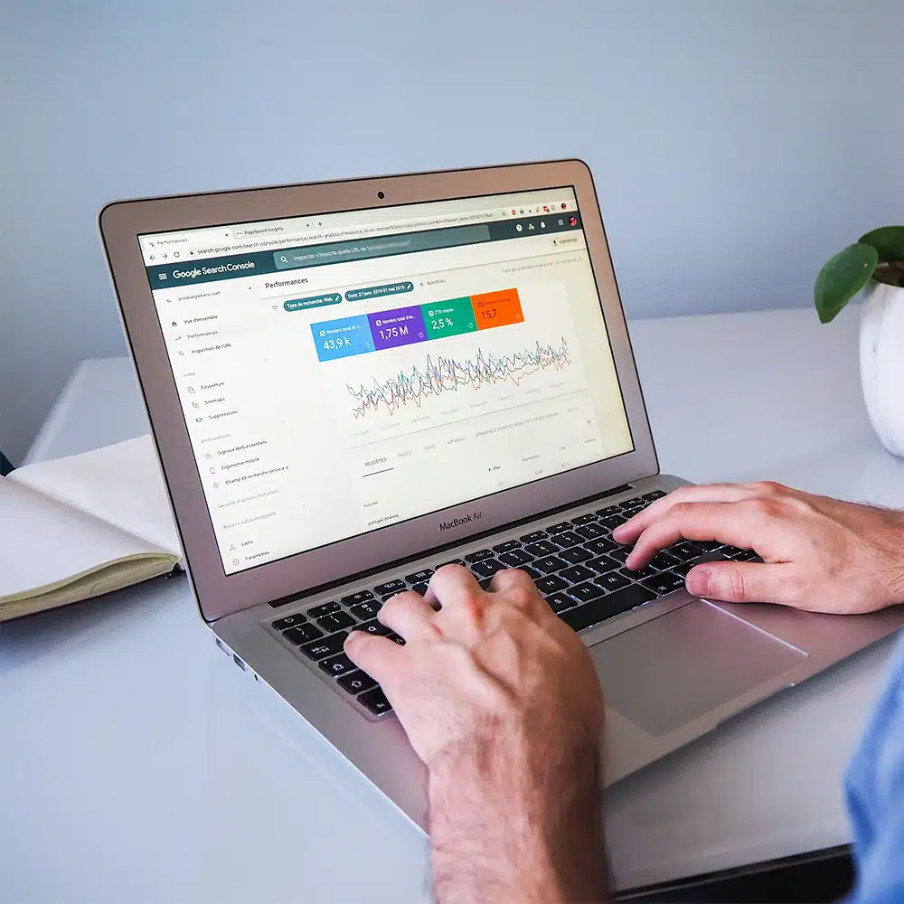 Un homme analysant des données sur Google SearchConsole sur son ordinateur portable