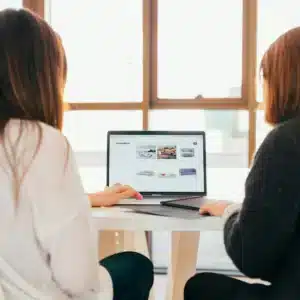 Une femme coachant à une autre femme le E-Commerce
