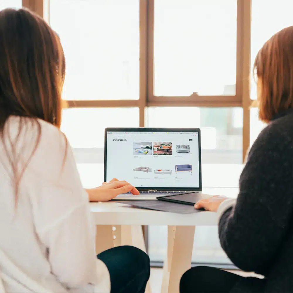 Une femme coachant à une autre femme le E-Commerce