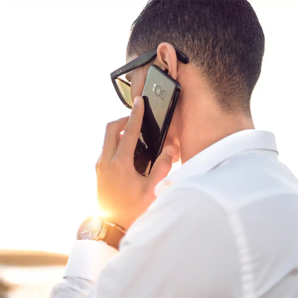 Homme au téléphone de dos recevant des appels.